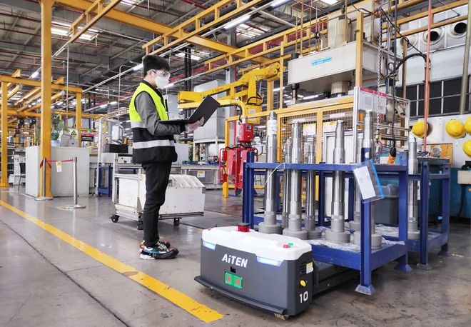 智能搬運工新成員 小海豚引領倉儲業高效變革